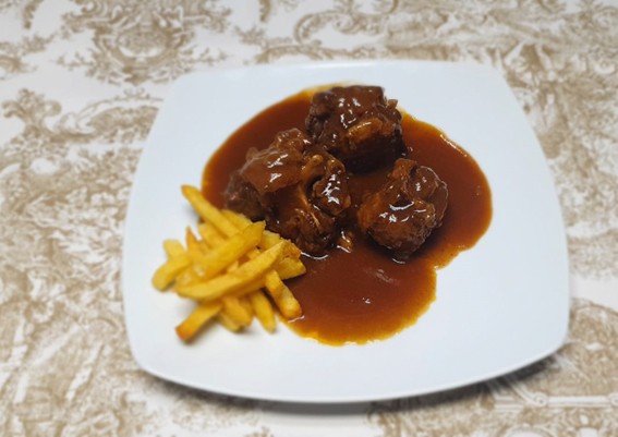 Rabo de toro del Restaurante Miratoros.