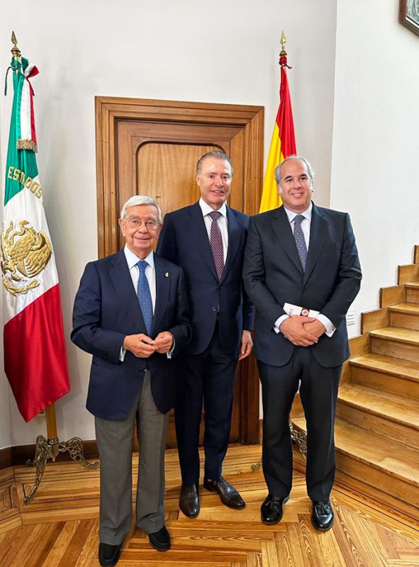 El presidente de la AIBG, Rafael Ansón, con el Embajador de México en España, Quirino Ordaz, y el presidente de la Academia Madrileña de Gastronomía, Luis Suárez de Lezo.