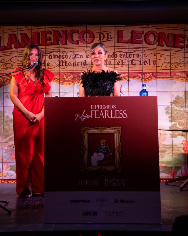 Kathy Mikhailova, Directora de la Revista Fearless con una de las premiadas.
