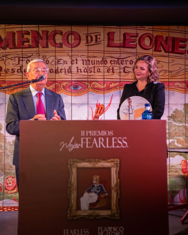 Rafael Anson entregando el premio a Rocío Osborne.