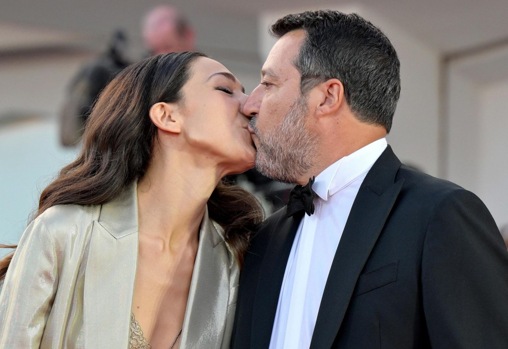 El viceprimer ministro italiano y ministro de Infraestructuras, Matteo Salvini (derecha), y su prometida, la productora italiana Francesca Verdini, se besan en la alfombra roja.