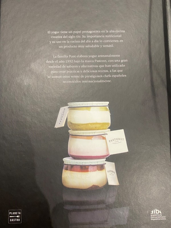 Contraportada del libro 'El yogur en la Gastronomía del Siglo XXI'.