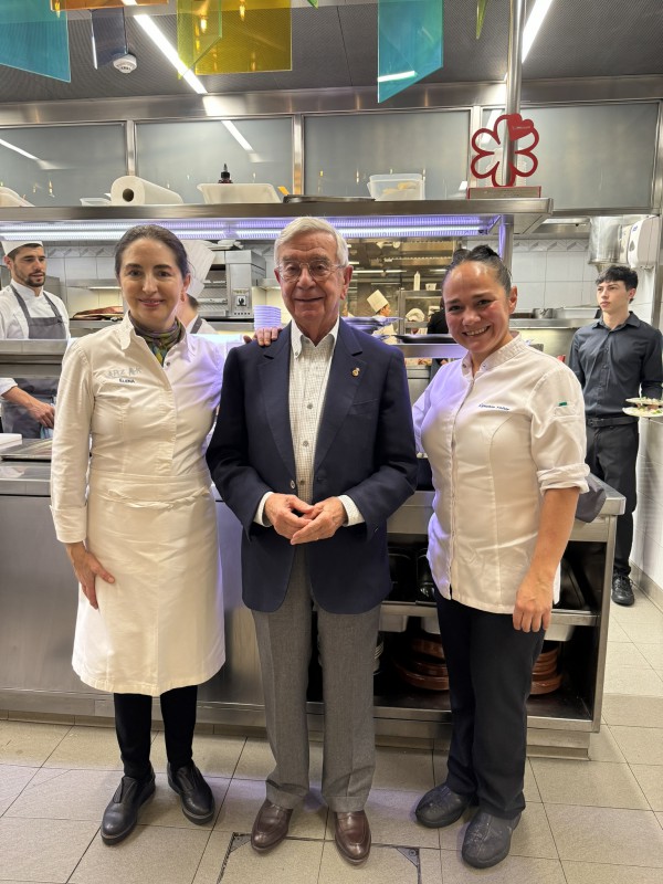 Elena Arzak, Rafael Ansón y la chef Cynthia, en la cocina del restaurante Arzak