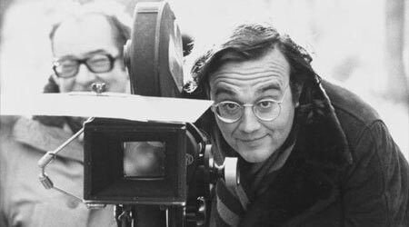 Manuel Gutiérrez Aragón, con Borau al fondo.