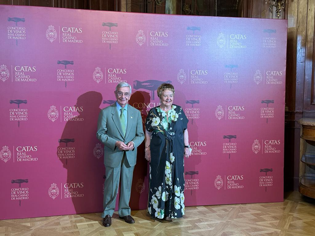 Isabel Mijares y Rafael Ansón en el Concurso de Vinos en el Real Casino de Madrid