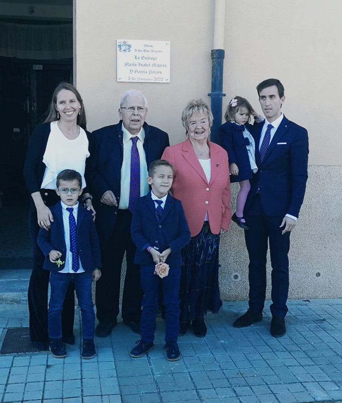 Isabel Mijares acompañada de su familia