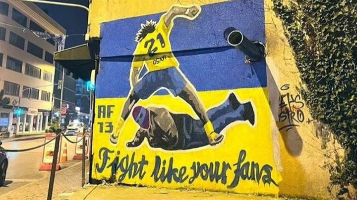 (Mural con la imagen del jugador del Fenerbahçe Osayi-Samuel golpeando a un ultra del Trabzonspor. Autor: Twitter)