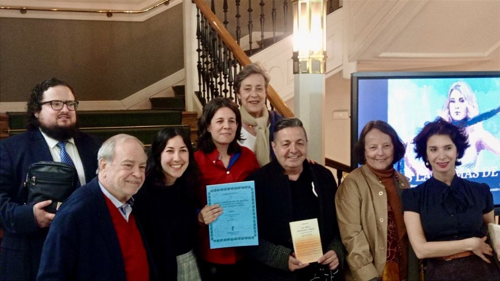 Marta Vela con Miguel Ángel Yusta, Carmelo Artiaga, Carlos Bonal, Elena e Isabel García de Paredes de Falla (sobrino-nietas de Manuel de Falla) y Eugenia Eiriz (Fundación Antonio Gades).