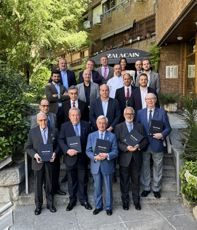 El día de la presentación del libro “Zalacaín 50 Años. Escenario gastronómico del siglo XXI”. En la foto, los propietarios de Zalacaín y el presidente de la Academia Iberoamericana de Gastronomía, junto a los profesionales de antes y de ahora.