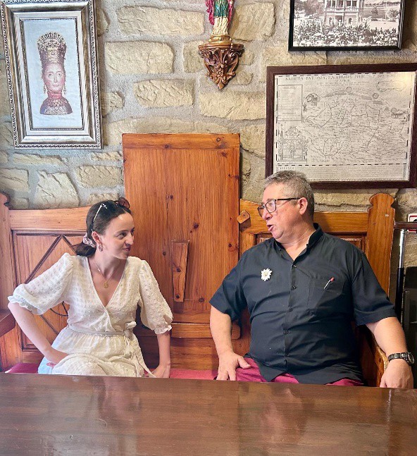 Fran Ponce me explica más sobre su restaurante y nos podéis ver sentados en una de estas cadieras del restaurante.
