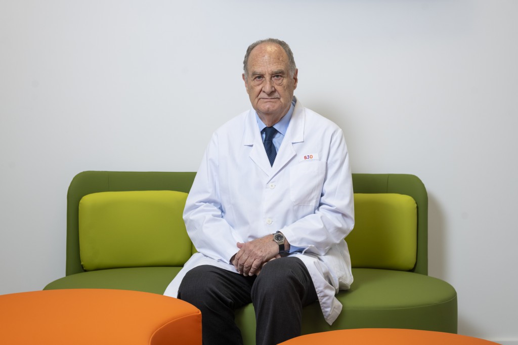 Retrato del Dr. Miquel Casas, catedrático honorario de psiquiatría de la Universitat Autònoma de Barcelona, director del programa SJD MIND Escuelas del Hospital Sant Joan de Déu y presidente de la Fundación Investigación Sant Pau (FISP). Adrián Quiroga. Fundación la Caixa.