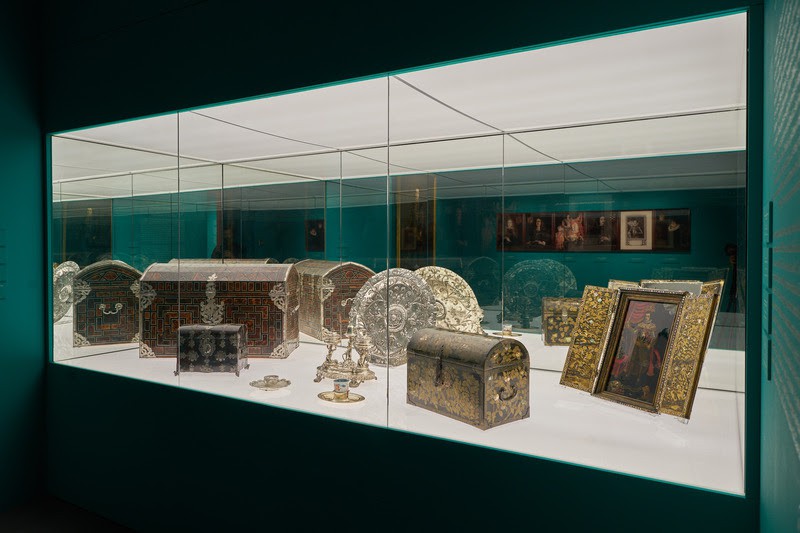 Vitrina de la exposición con piezas pertenecientes a la etapa del gobierno de los virreinatos © Juan Rayos