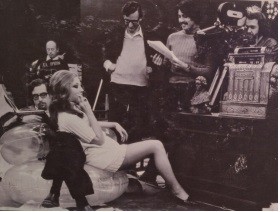 Rodaje de «Un, dos, tres… al escondite inglés» (Iván Zulueta, 1969). De izquierda a derecha: Antonio Drove, Mercedes Juste, Jaime Chávarri (coguionista), Iván Zulueta (director) y Teo Escamilla (cámara).