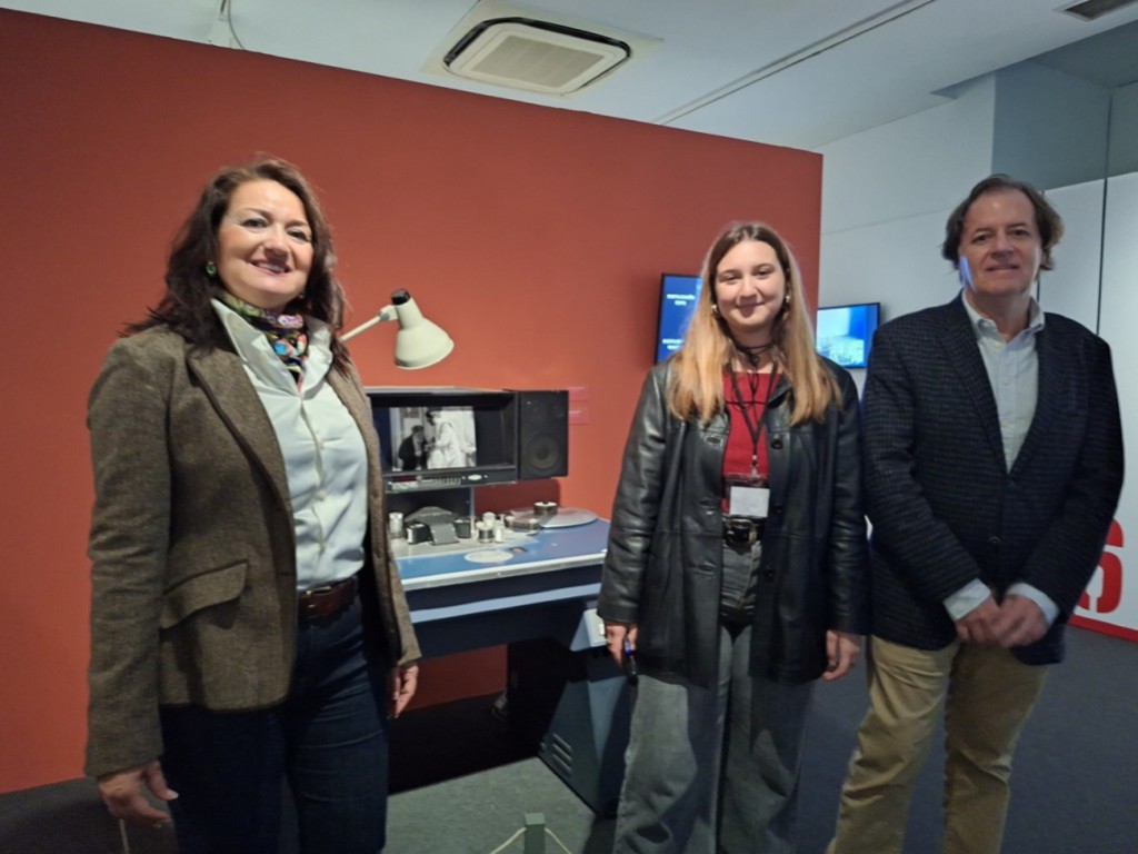 Mercedes García Granizo, directora de la Biblioteca de Alovera y factótum de este trabajo; Erika Gómez Heredero, mediadora cultural y guía de la exposición; y José Manuel López Marañón, autor de este reportaje.