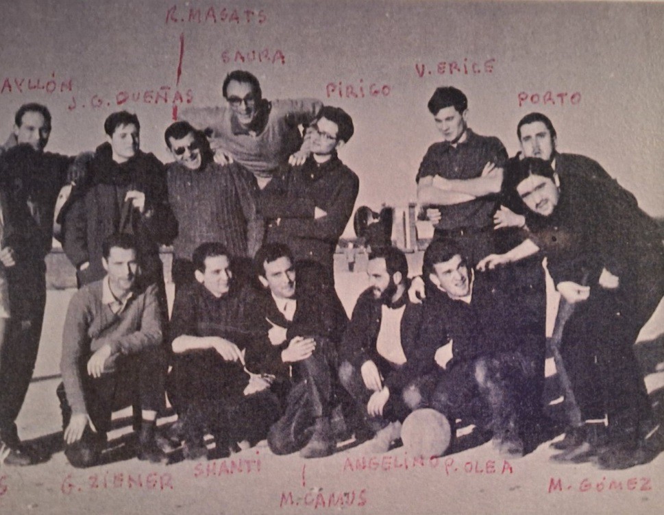 Cineastas de la Escuela Oficial de Cine. En la fila de arriba: José Ayllón, Jesús García de Dueñas, Ramón Masats, Carlos Saura, «Pirigo», Víctor Erice y Juan Antonio Porto. En la fila de abajo: Wilhen Ziener, Santiago Sanmiguel, Mario Camus, Angelino Fons, Pedro Olea y Mario Gómez Martín.