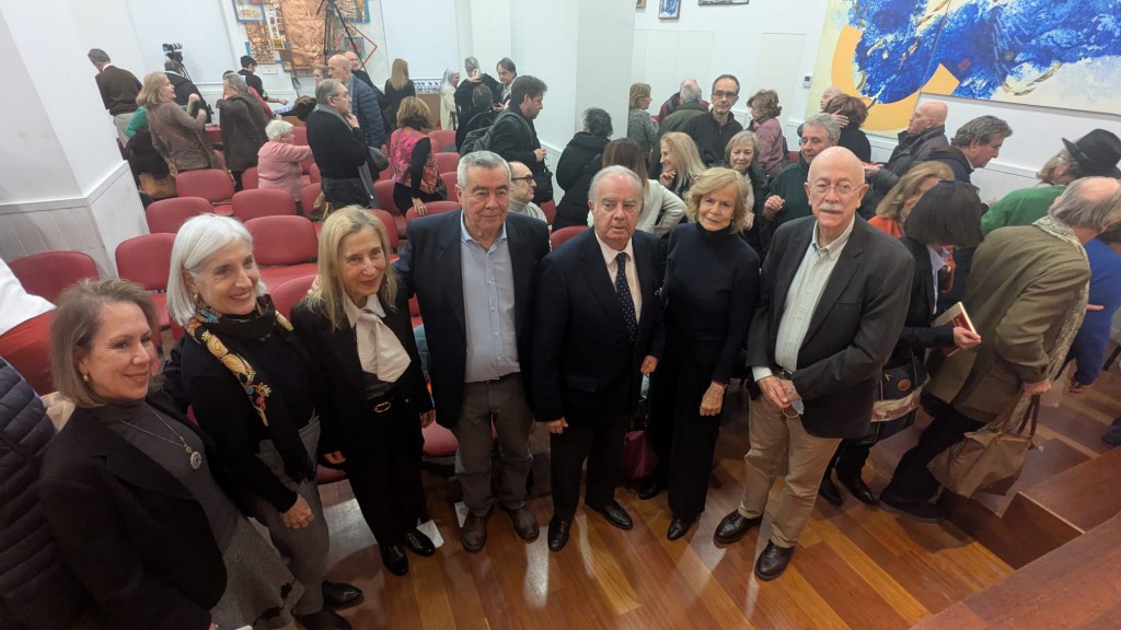 Los descendientes de los hermanos Ortega y Gasset presentes en el acto, junto al autor del libro.