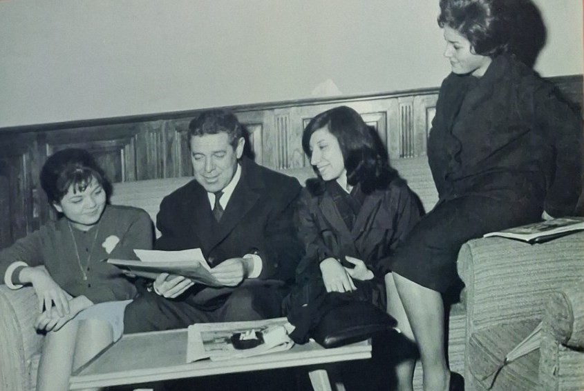 El profesor de montaje Luis García Berlanga con unas alumnas.