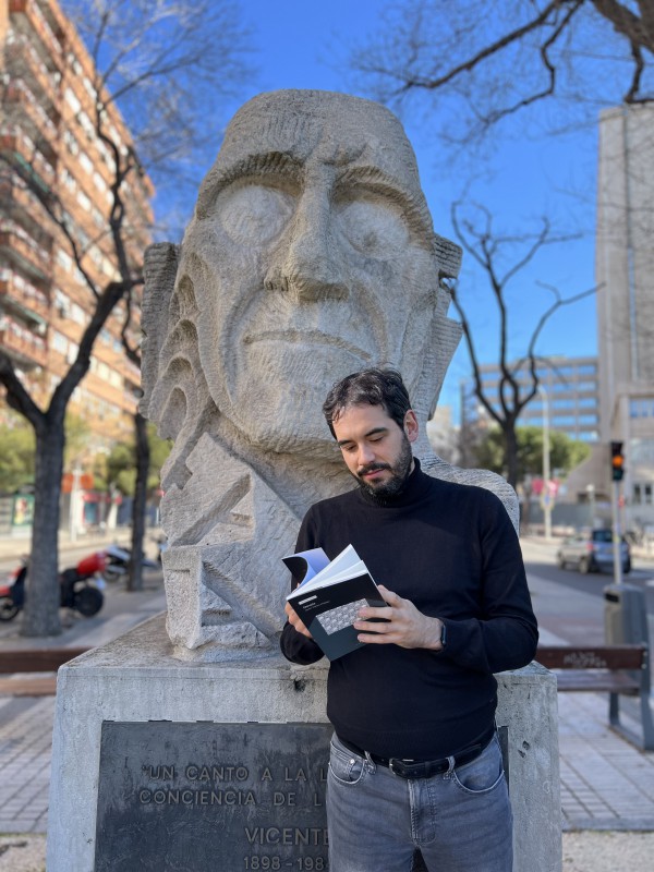 Javier Mateo Hidalgo con su poemario 'Novela', delante del busto de Vicente Aleixandre, poeta protagonista de uno de los textos del libro.