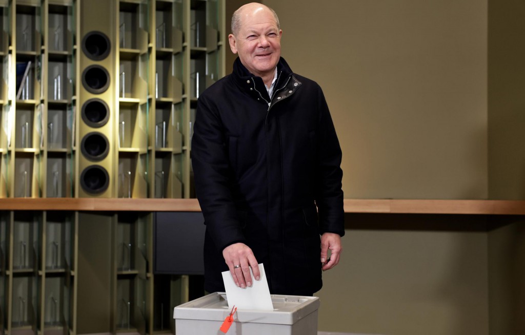 El candidato socialdemócrata Olaf Schol votando EFE