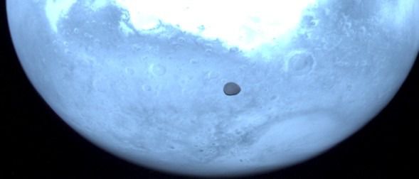 Imagen de Deimos (12,4 km), con Marte detrás, obtenidas por el instrumento HyperScout-H, a bordo de la nave Hera, a una distancia de 1024 km (Foto: ESA)