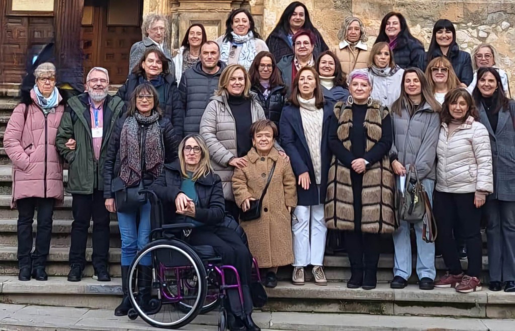 Representantes de los clubes de lectura de la provincia de Guadalajara e integrantes de la Diputación en el homenaje a José Antonio Ochaíta.