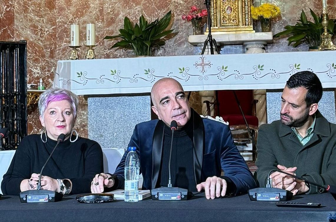 En el centro Manuel Francisco Reina, en la Iglesia de San Juan Bautista y escoltado por Rosa María García Ruiz, Diputada Delegada de Cultura y Folclore en Guadalajara, y por Héctor Gregorio Esteban, alcalde de Jadraque.