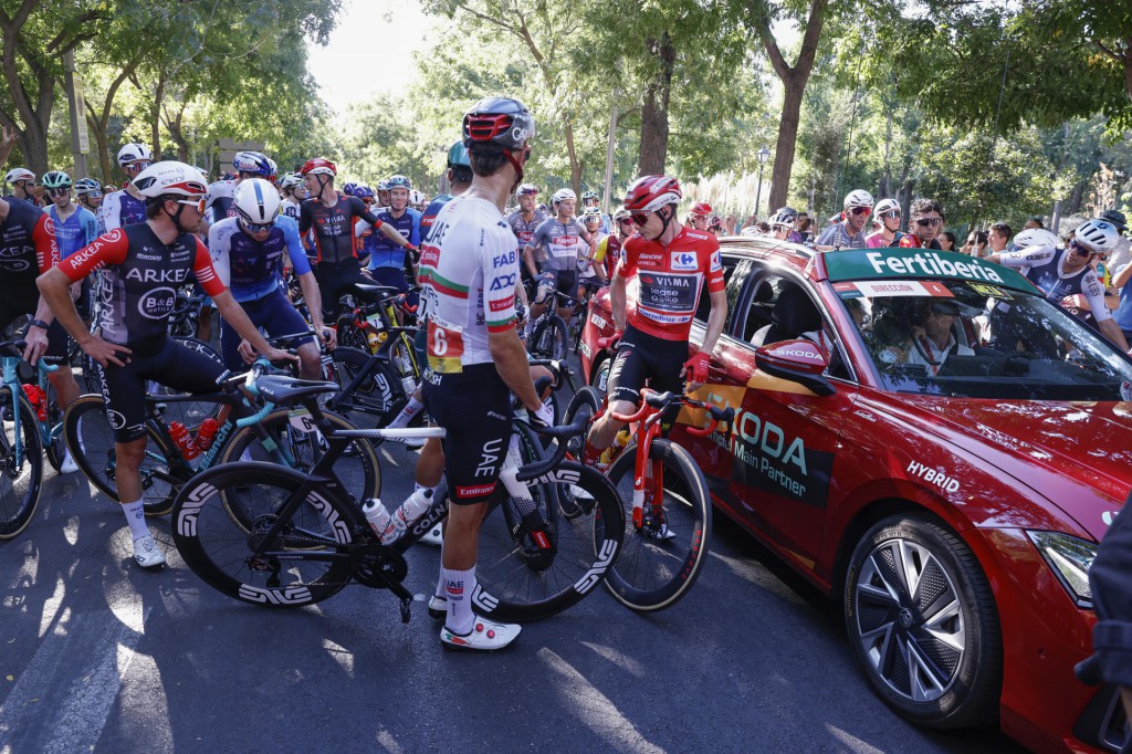 Ciclistas parados a la altura del Palacio Real por las protestas propalestina