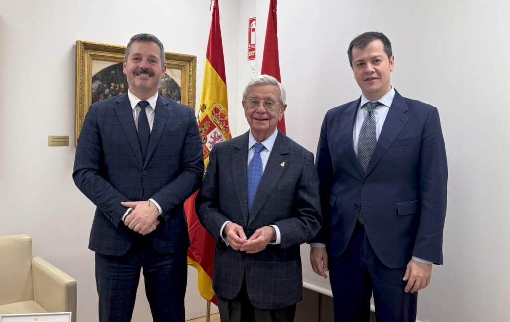 El presidente de la AIBG, Rafael Ansón, con el consejero y el viceconsejero de Cultura, Turismo y Deporte de la Comunidad de Madrid, Mariano de Paco y Luis Martín. (Foto: AIBG)