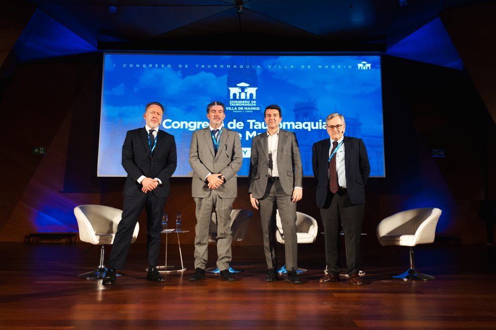 El director científico del congreso y jefe de la sección de Toros en El Mundo, Vicente Zabala de la Serna, junto al director de ABC, Julián Quirós, el director adjunto de El Mundo, Vicente Ruiz, y el director de La Razón, Francisco Marhuenda | FTL