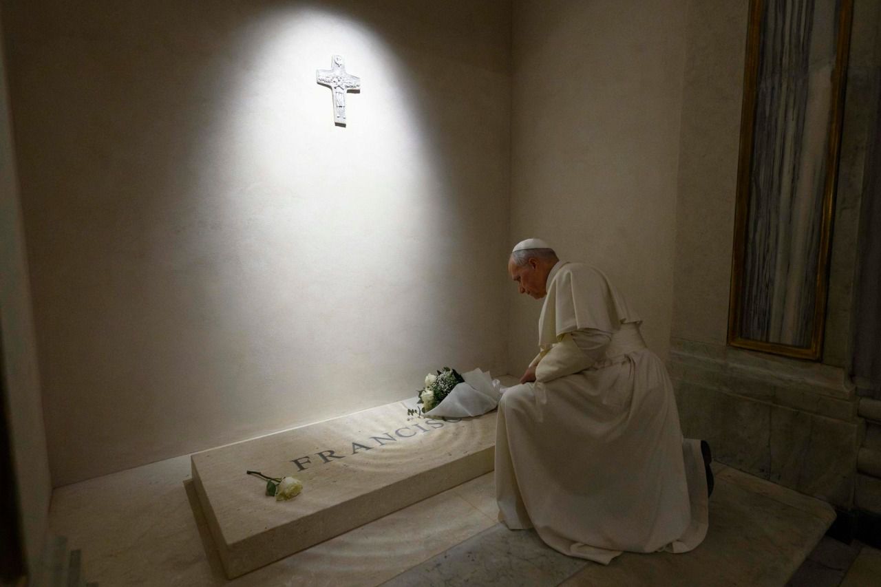 El papa León XIV, tras ser elegido en mayo, frente a la tumba del difunto papa Francisco. Foto: Efe