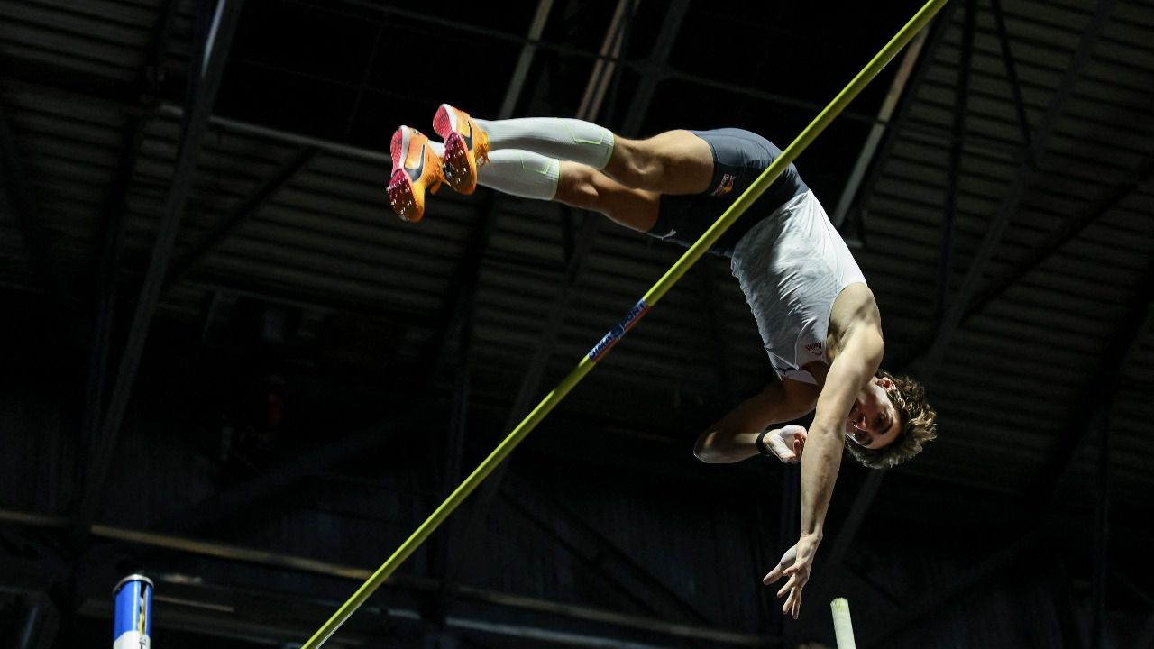 El atleta Armand Duplantis, logrando el nuevo récord mundial de salto con pértiga en los Mundiales de Atletismo de Tokio. Foto: Efe
