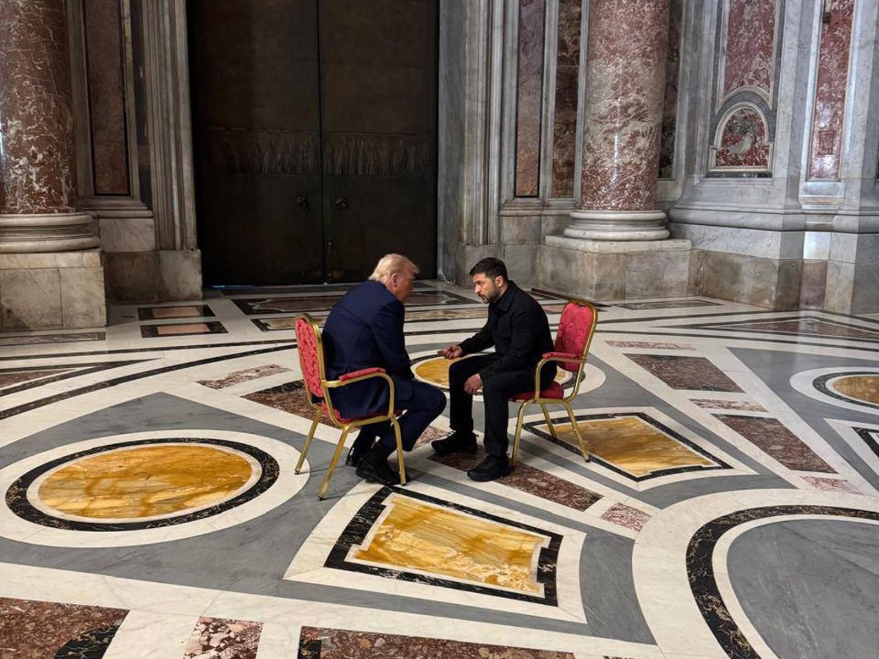 El presidente de Estados Unidos, Donald Trump, y el presidente de Ucrania, Zelenski, reunidos en San Pedro del Vaticano en el funeral del papa Francisco. Foto: Efe