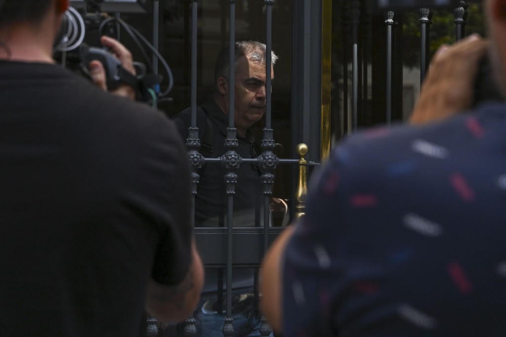 El exsecretario del PSOE, Santos Cerdán, en su domicilio el 18 de junio, al inicio de las investigaciones de la UCO. Foto: Efe 