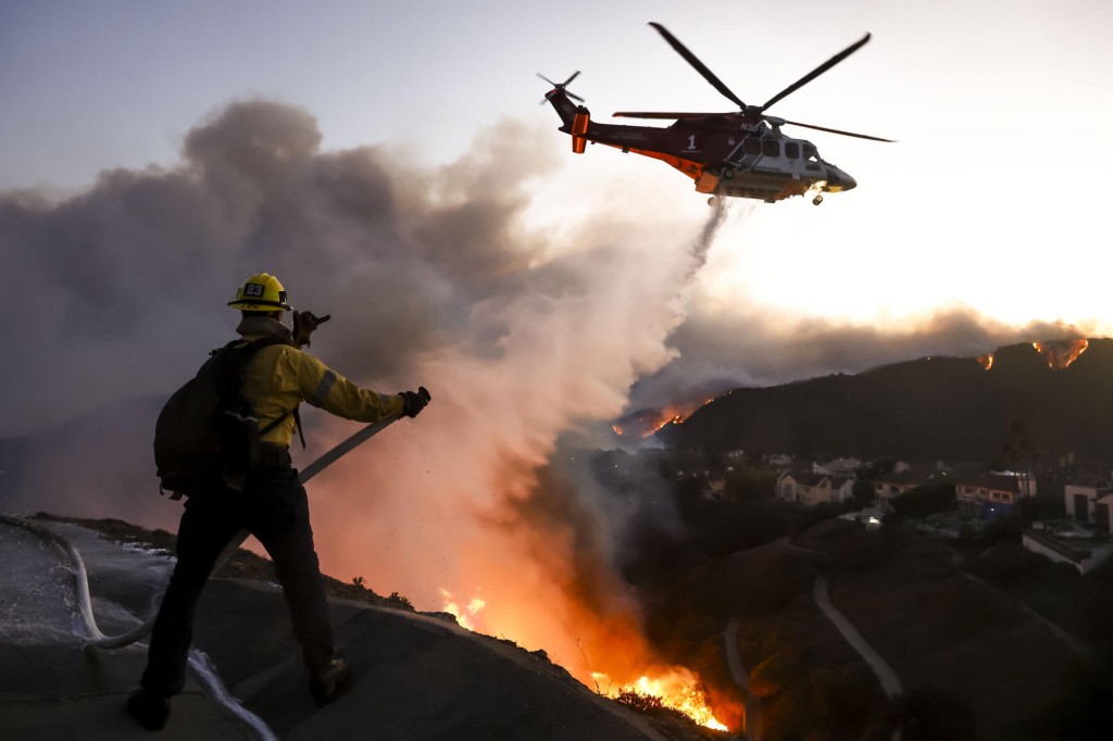 Incendio en Los Ángeles, Estados Unidos. La oleada de incendios destrozó más de 15.000 hectáreas y tardó en extinguirse tres semanas. Foto: Efe