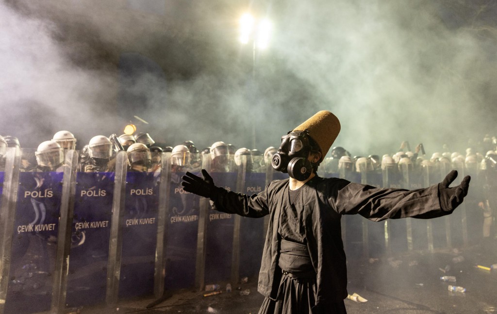 Un joven turco en la manifestación contra la detención del alcalde de Estamul, Krem Imamoglu, el 3 de marzo. Foto: Efe