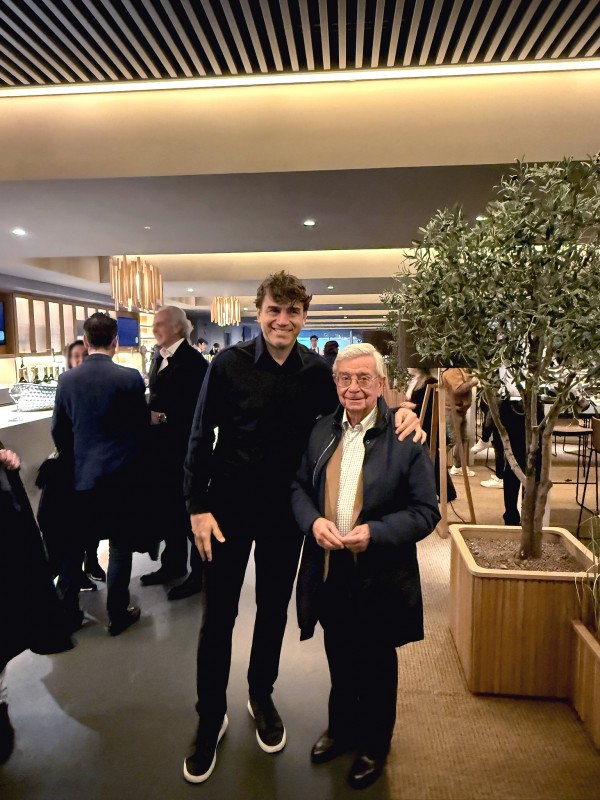 Rafael Anson con Sandro Silva en uno de los restaurantes del Grupo Paraguas. | R.A.