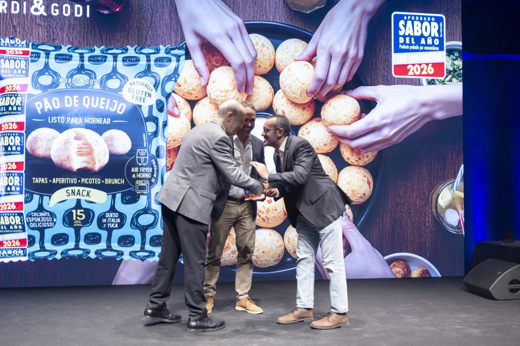 El equipo Deal hunter, de Pao de Queijo, Rafael Rebello da Silva y Marcelo de Lorenzi, durante los premios Sabor del Año 2026 que han distinguido este miércoles en una gala en Barcelona 89 productos alimentarios de venta al por menor y restauración que destacan, en opinión de los consumidores, por sus cualidades diferenciales | EFE