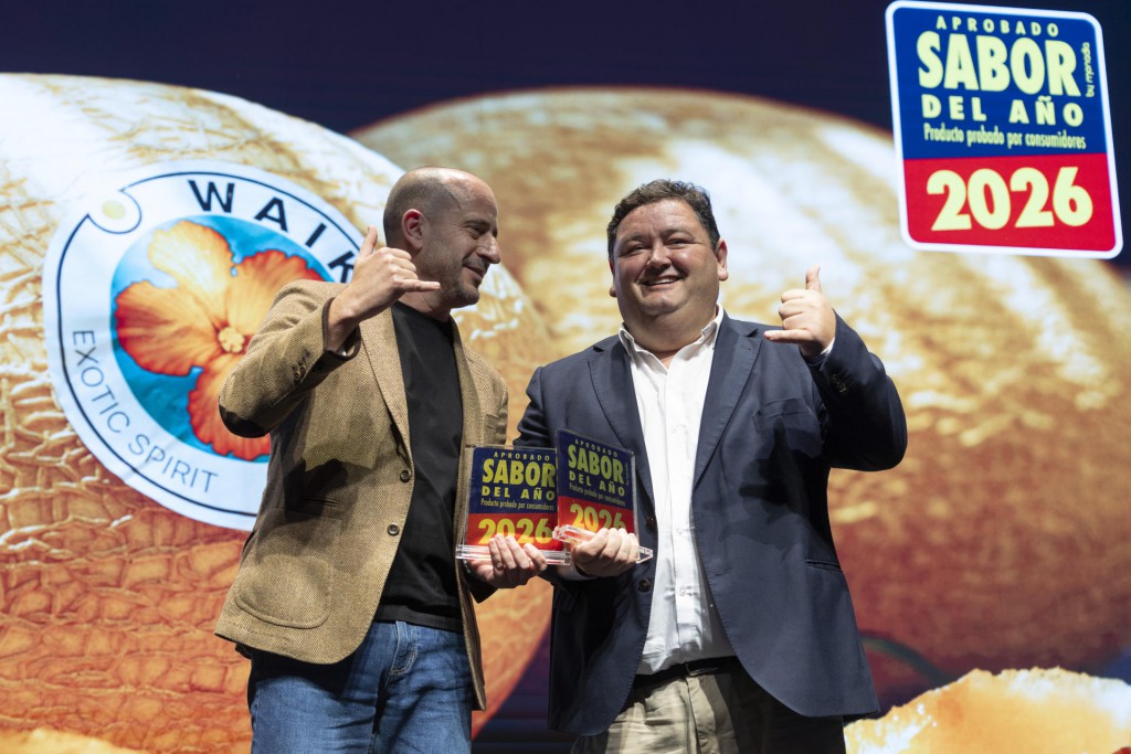 El brand manager de Waikiki, José Cárdenas y el Innovation business planner de Semillas Fitó, Sergio Jiménez, durante los premios Sabor del Año 2026 que han distinguido este miércoles en una gala en Barcelona 89 productos alimentarios de venta al por menor y restauración que destacan, en opinión de los consumidores, por sus cualidades diferenciales | EFE