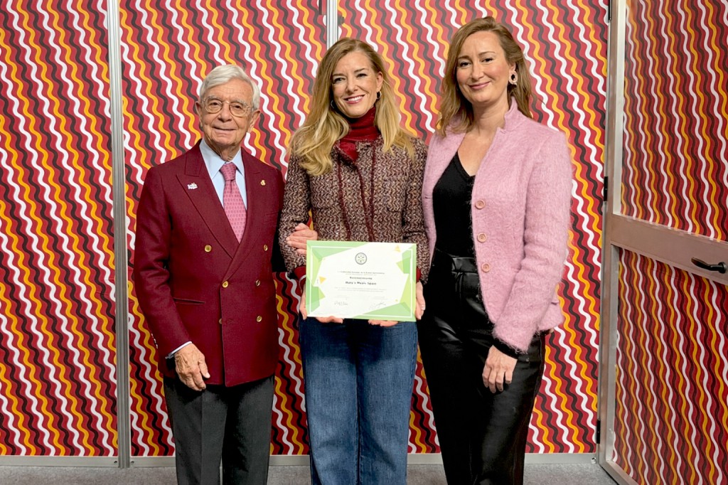 Rafael Ansón con Teresa Garaizabal y Elena Laguna en Fitur 2026. (Foto: ECNG)