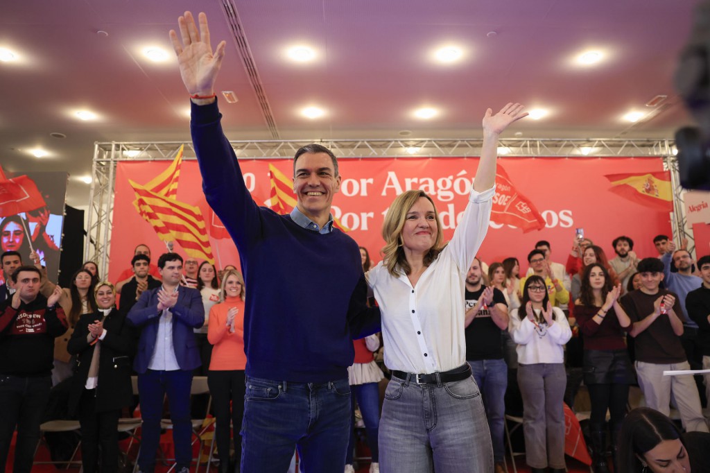 El presidente del Gobierno, Pedro Sánchez, con la candidata socialista, Pilar Alegría | EFE