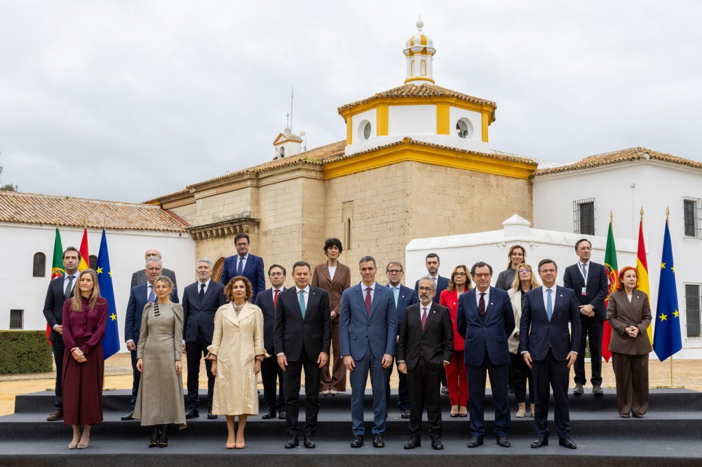 Foto de familia de la 36 Cumbre hispano-portuguesa | EFE