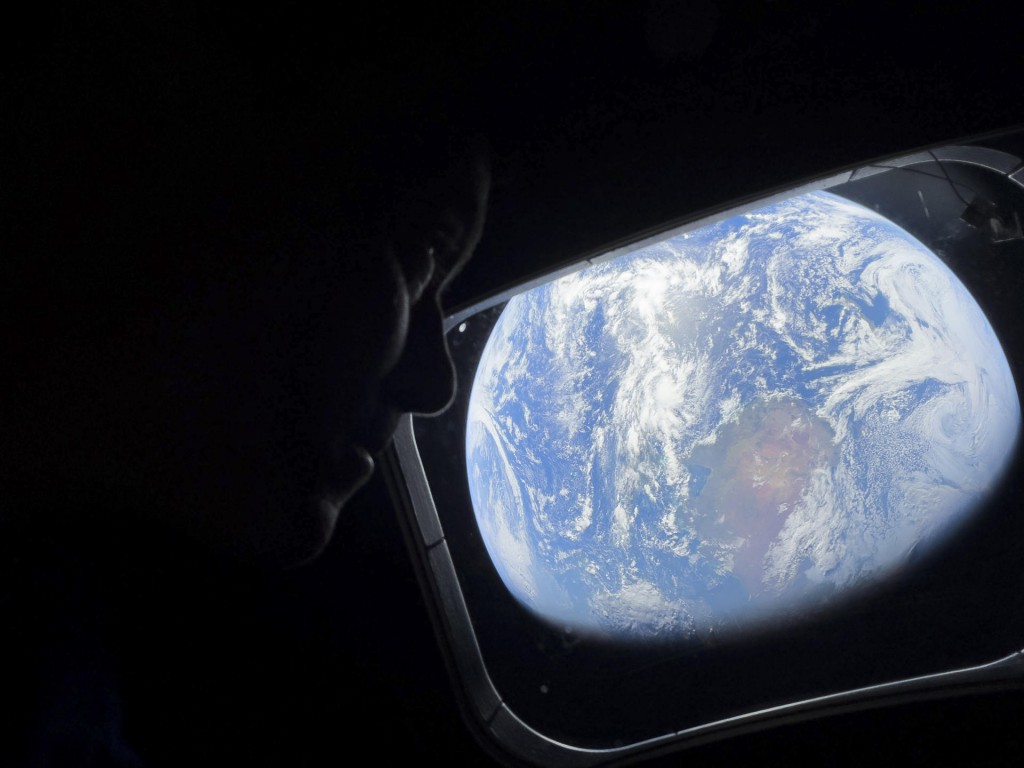 El comandante de la misión Artemis II, Reid Wiseman, observa la Tierra | EFE