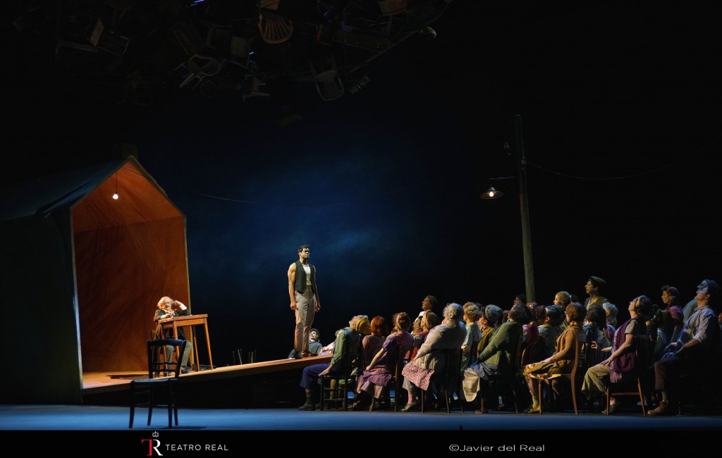 De izda. a dcha.: Martin Winkler (Kekal), Sean Panikkar (Jeník) y Coro Titular del Teatro Real. | © Javier del Real | Teatro Real