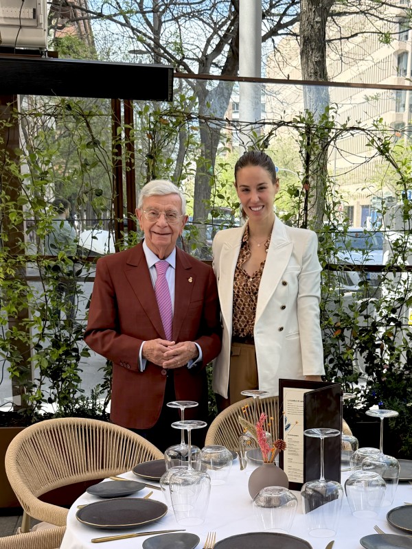 Rafael Anson con Bárbara de la Cruz en la nueva terraza de Abya. (Rafael Anson)