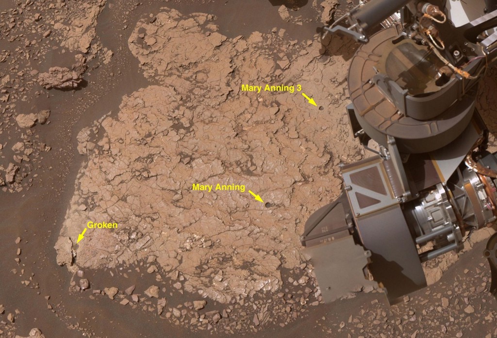 Esta es una imagen de primer plano con anotaciones de tres agujeros que el rover Curiosity de la NASA perforó en una roca marciana en un lugar apodado “Mary Anning” en octubre de 2020. La muestra en la que el rover encontró una variedad de moléculas orgánicas provino de “Mary Anning 3”. (Un lugar cercano apodado “Mary Anning 2” no fue utilizado). NASA/JPL-Caltech/MSSS