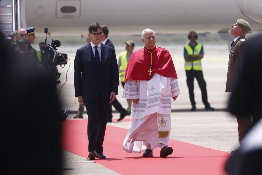 Salvador Illa y el Papa León XIV a la llegada del pontífice a Barcelona. Foto: Efe