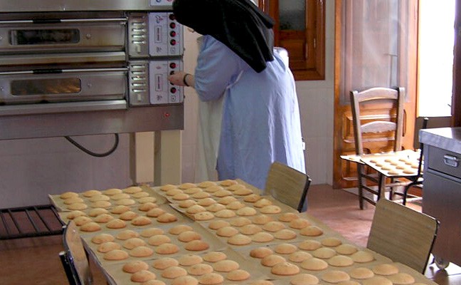 Elaboración de repostería por las monjas mínimas del Monasterio de Jesús María del Socorro, en Málaga. (Foto: Monasterio J.M.S.)