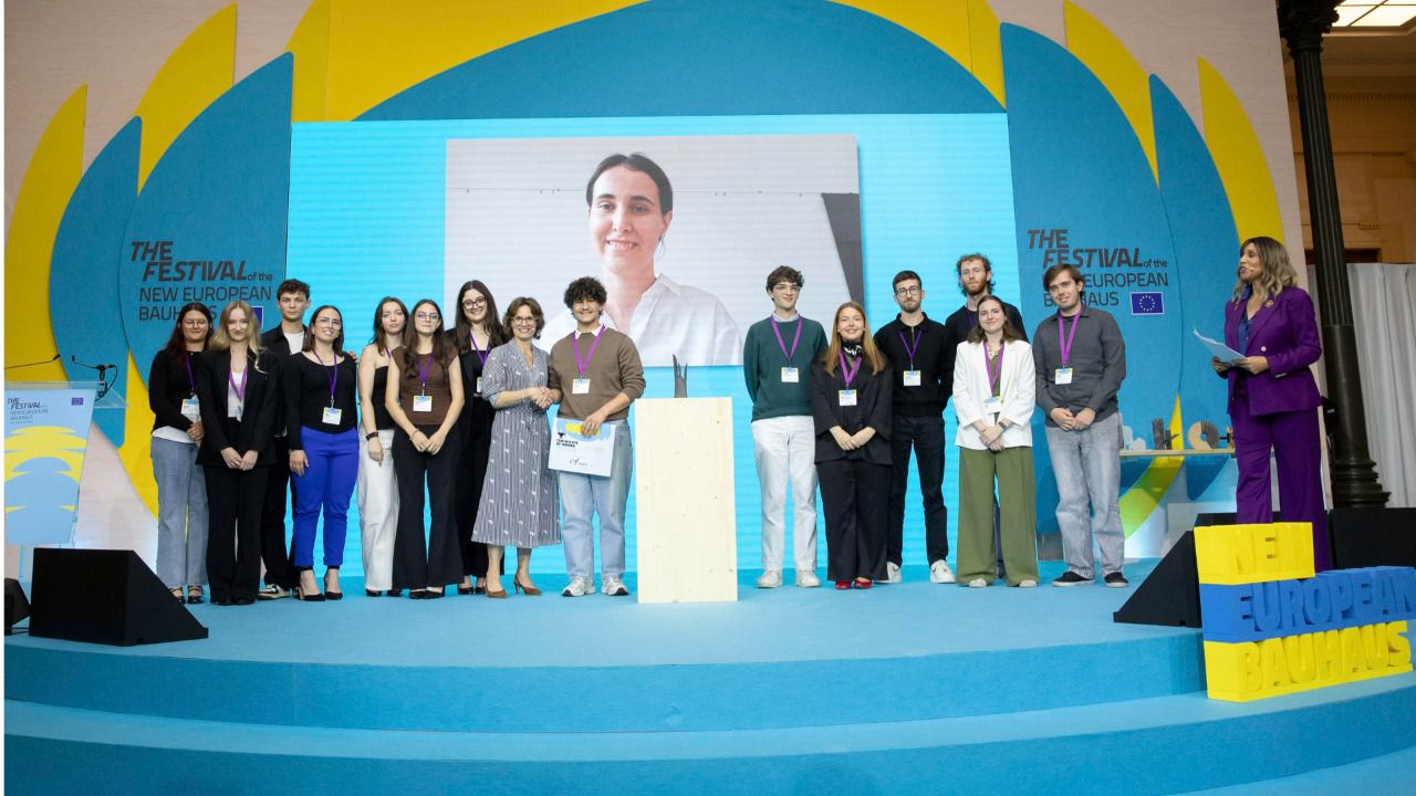 Finalistas y ganador del concurso en el marco del festival New European Bauhaus (NEB), con la comisaria europea de Medioambiente, Jessika Roswall, en Bruselas, Bélgica. EFE/Laia Ros