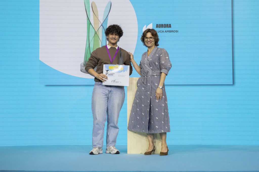 El ganador del concurso en el marco del festival New European Bauhaus (NEB), Luca Ambrosi, posa con la comisaria europea de Medioambiente, Jessika Roswall, en Bruselas, Bélgica. EFE/Laia Ros