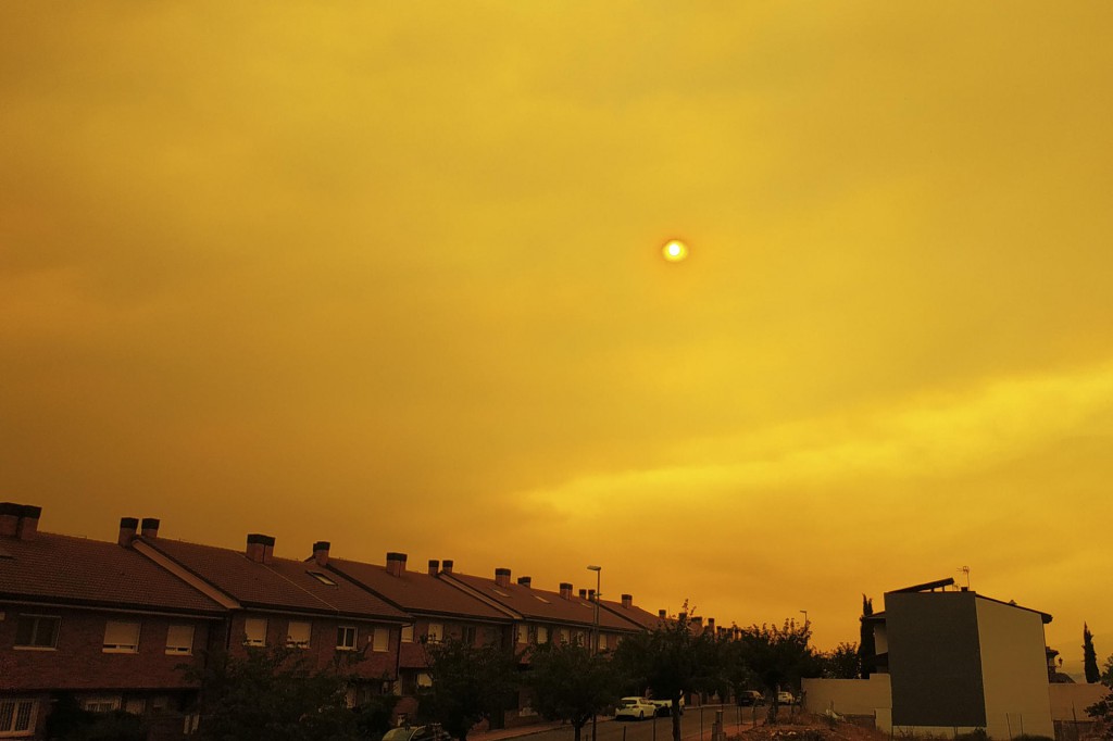 Vista del cielo de color rojo en Colmenar Viejo (norte de la Comunidad de Madrid) donde se aprecia la afección directa del humo a causa del incendio que se declaró este pasado miércoles en Burgohondo (Ávila), y que, a pesar de estar a 60 km de distancia, debido al viento nos está dejando caída de cenizas en el municipio y olor a quemado | EFE